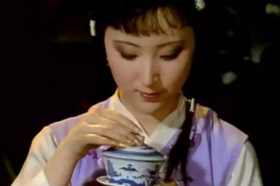 女士喝茶優(yōu)雅姿勢，女士正確喝茶姿勢禮儀