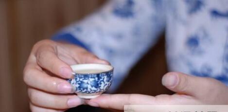 女士喝茶的手勢(shì)，女人正確喝茶手勢(shì)姿勢(shì)圖