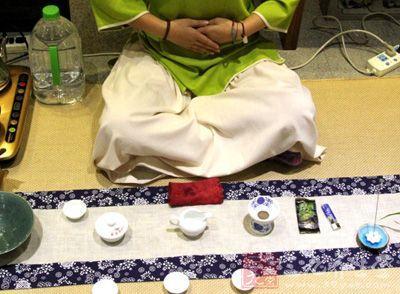 女士喝茶的手勢(shì)，女人正確喝茶手勢(shì)姿勢(shì)圖