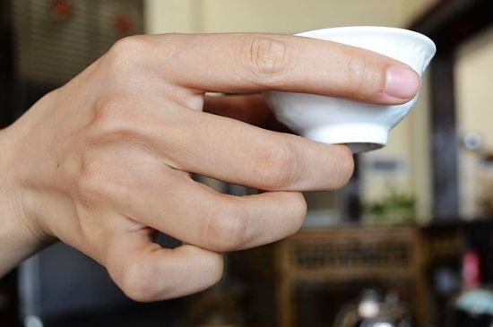 女士喝茶的手勢(shì)，女人正確喝茶手勢(shì)姿勢(shì)圖