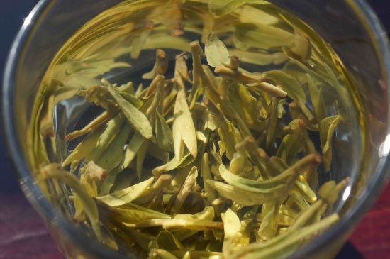 安吉白茶冷藏好還是冷凍好？這個需要根據(jù)存放時間來選擇