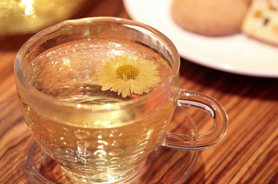 經(jīng)常菊花泡水好嗎，喝菊花茶有什么好處？
