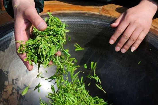 龍井茶炒茶葉怎么炒出好茶色，茶葉怎樣做出來最綠？
