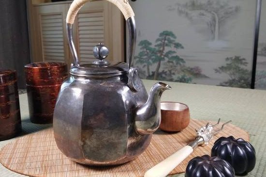 銀壺泡茶后為什么會變黑，銀壺內(nèi)膽發(fā)黑怎么辦
