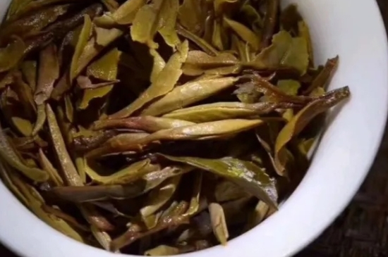 老白茶上火還是去火？夏季喝煮的老白茶會容易上火！