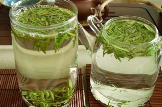 竹葉青和雀舌哪個(gè)貴，竹葉<a href=http://m.blghub.com/fenlei/wulongcha/ target=_blank class=infotextkey>青茶</a>貴嗎？