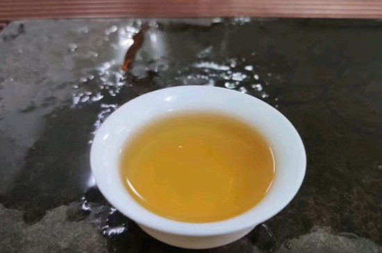 新舊白茶怎么區(qū)分，怎么分辨白茶是新還是舊