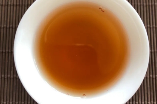 老白茶上火還是去火？夏季喝煮的老白茶會容易上火！