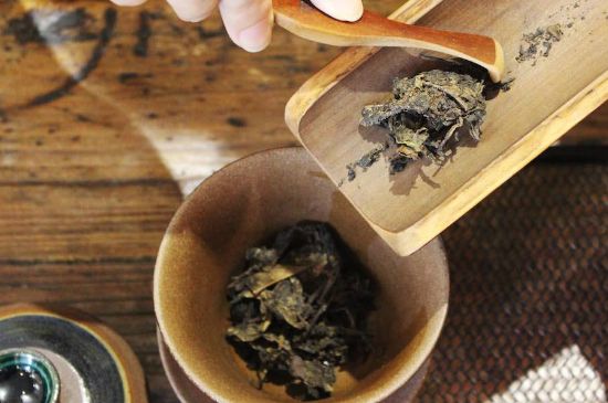 茯磚茶與普洱茶哪個(gè)好，茯茶和普洱茶口味區(qū)別