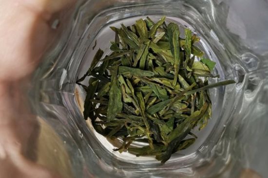 龍井茶放二年了能喝嗎，過(guò)期龍井茶的妙用！