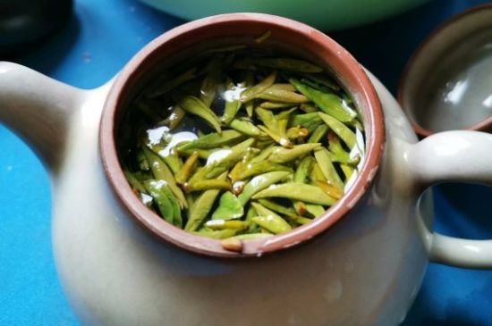 龍井茶放二年了能喝嗎，過(guò)期龍井茶的妙用！