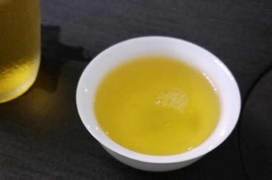 女人喝金駿眉的好處和壞處，女性喝金駿眉可減肥養(yǎng)顏