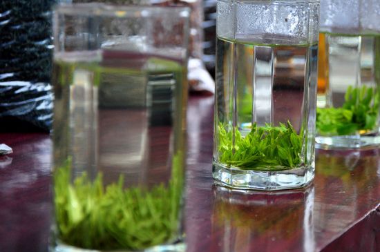 綠茶放了三年還能喝嗎，綠茶放久了喝了會(huì)怎樣