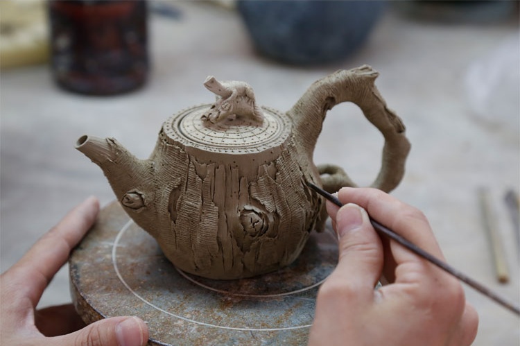 仿木外皮紫砂壺，創(chuàng)意木樁手工雕刻紫砂壺